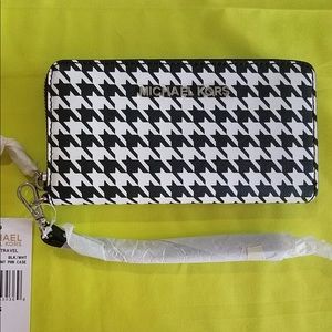✨NWT Michael Kors Wristlet / Wallet